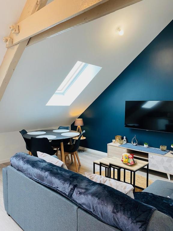 - un salon avec un canapé et une table dans l'établissement Agréable appartement entièrement refait neuf, à Cherbourg en Cotentin
