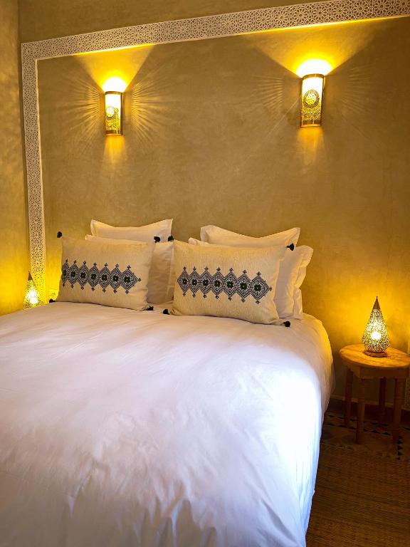 Postel nebo postele na pokoji v ubytování Riad Citrus By La Siredrah