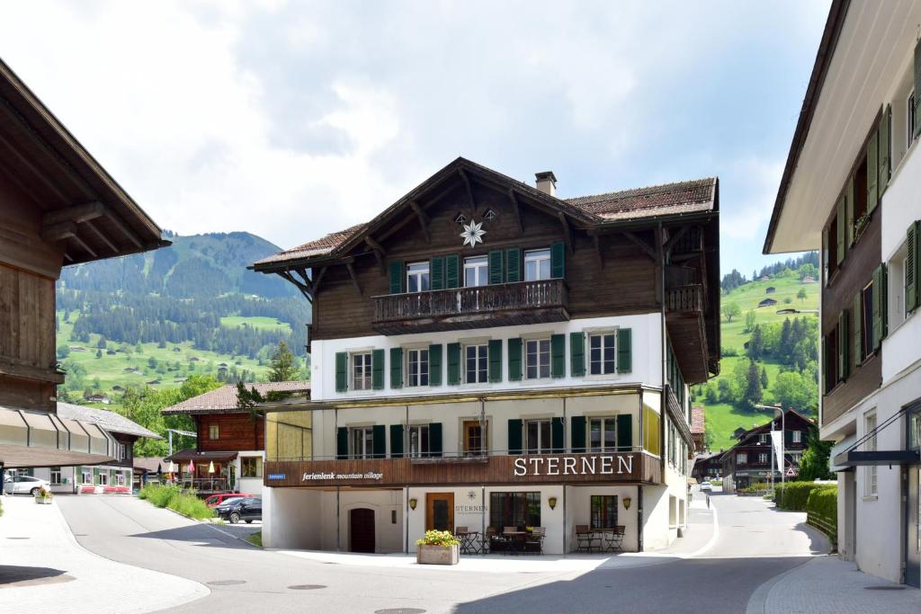 un edificio en medio de una calle en Hotel Sternen, en Lenk