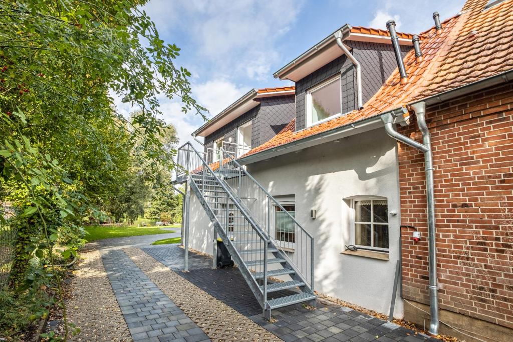 una escalera que conduce a la parte lateral de una casa en Ferienwohnung Seeblick en Bad Bodenteich