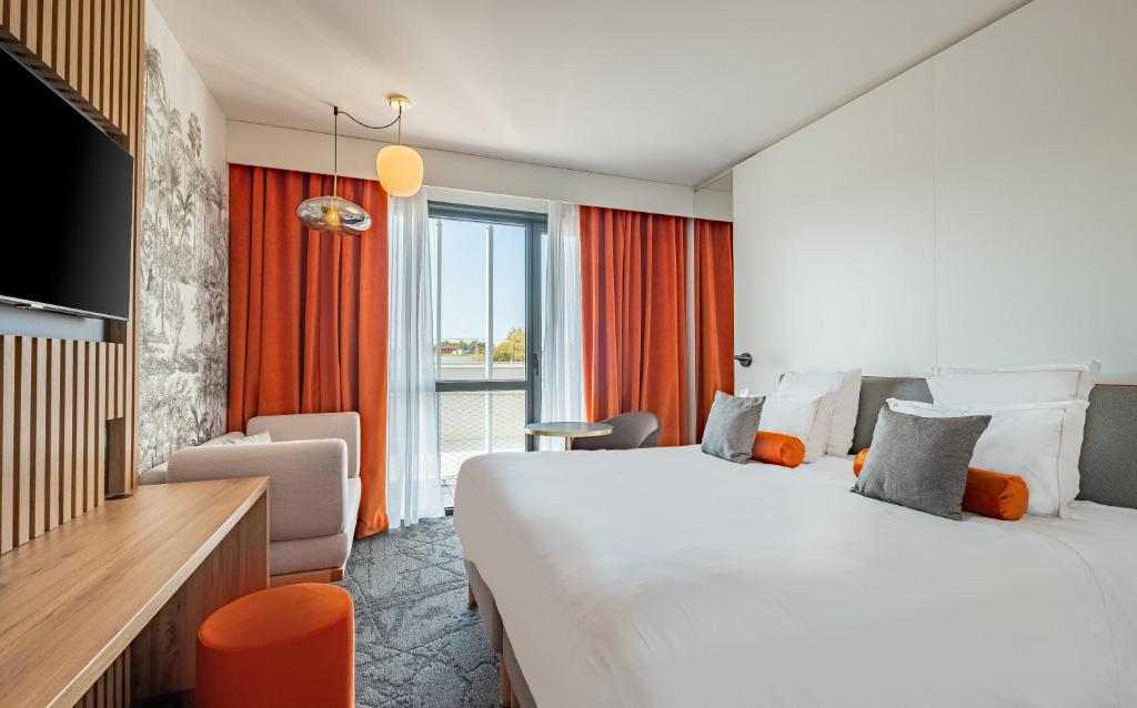 Postel nebo postele na pokoji v ubytování GOLDEN TULIP LYON OUEST TECHLID Hotel & Spa
