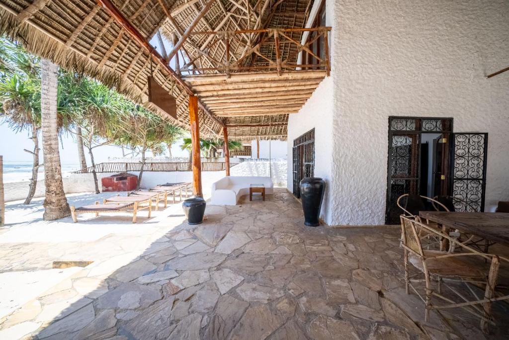Patio nebo venkovní prostory v ubytování Beachfront Villa Hideaway ZanzibarHouses