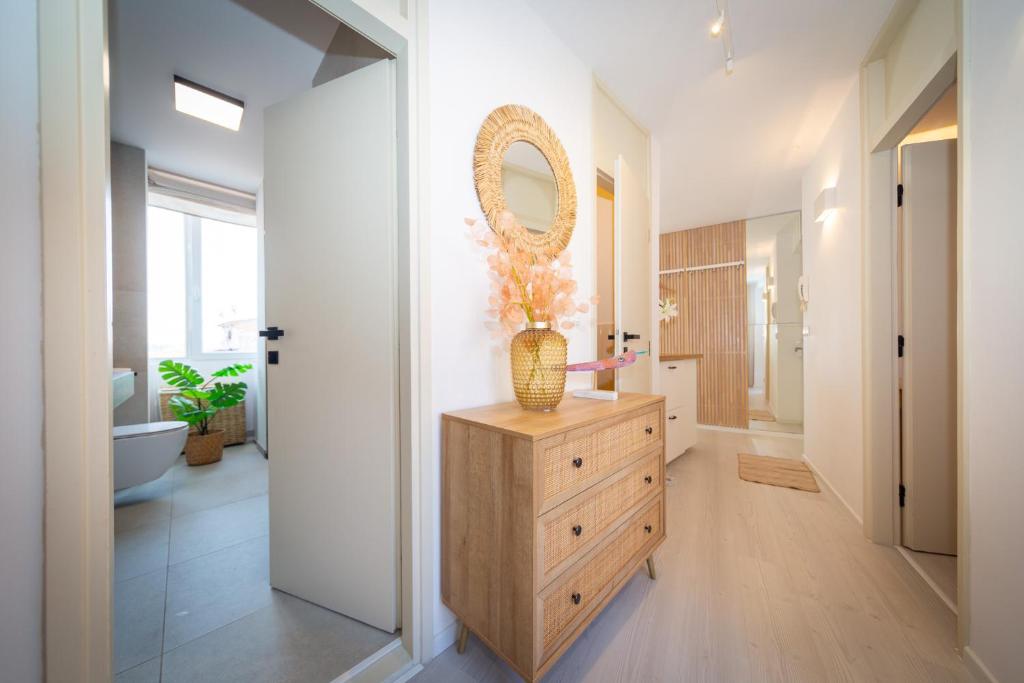 uma casa de banho com uma cómoda e um espelho na parede em Rubini - modern apartment in the heart of old Rovinj em Rovinj