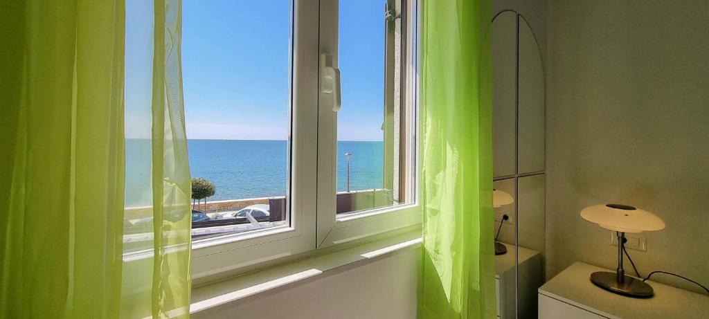 Baño con ventana con vistas al océano en Libera Two, en Novigrad Istria