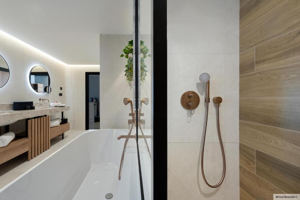 Koupelna v ubytování GOLDEN TULIP LYON OUEST TECHLID Hotel & Spa
