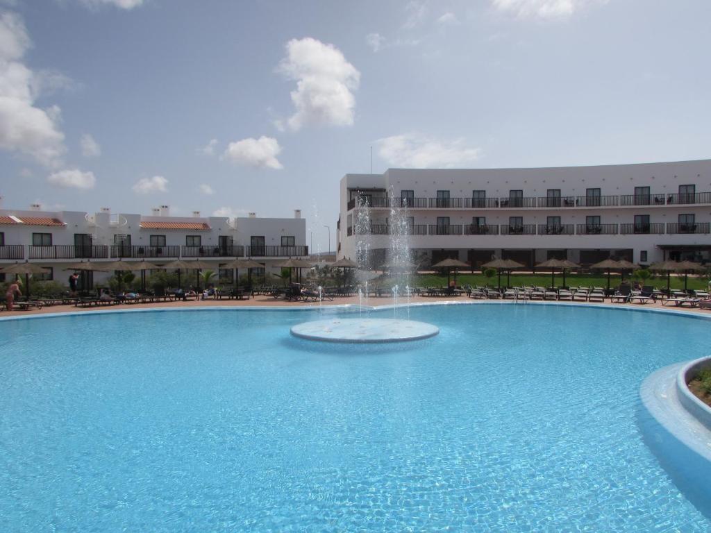 een groot zwembad met een fontein voor een gebouw bij BCV - Private 1 Bedroomed Apartment Dunas Resort 3044 and 3077 in Santa Maria