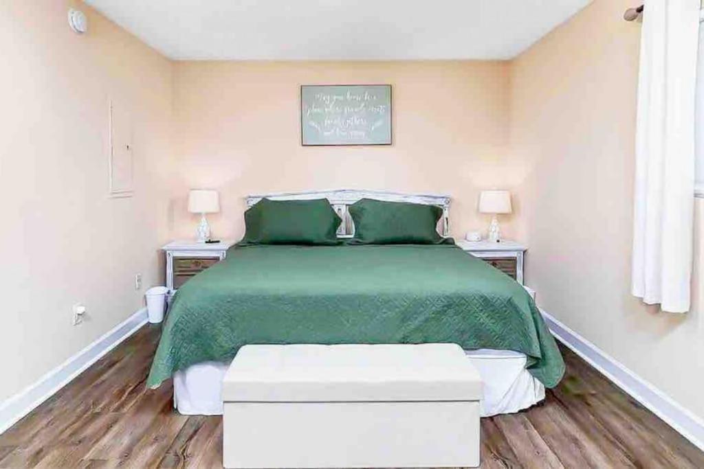 1 dormitorio con 1 cama verde y 2 mesitas de noche en Convenient to campus and The Square, en Oxford