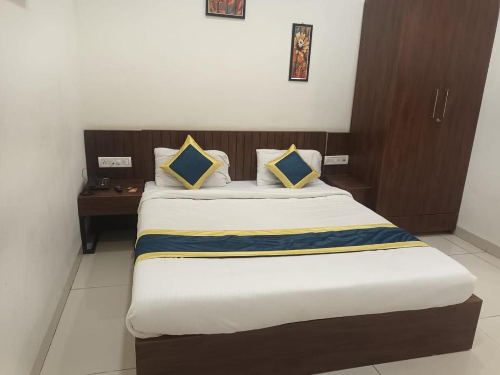 Postel nebo postele na pokoji v ubytování Hotel Lakshya Sheesh Mahal Indore