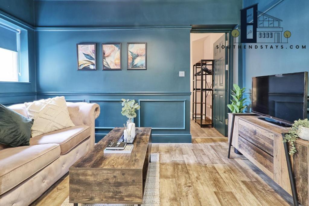 uma sala de estar com um sofá e uma televisão em Urban Lux - Modern One-Bedroom Flat in Southend-On-Sea - Southend Stays em Southend-on-Sea