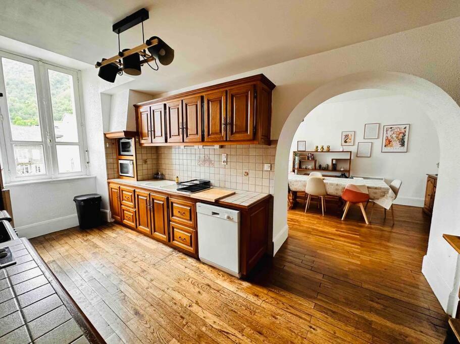 een keuken met een boog en een woonkamer bij Appartement - Ax les Thermes in Ax-les-Thermes