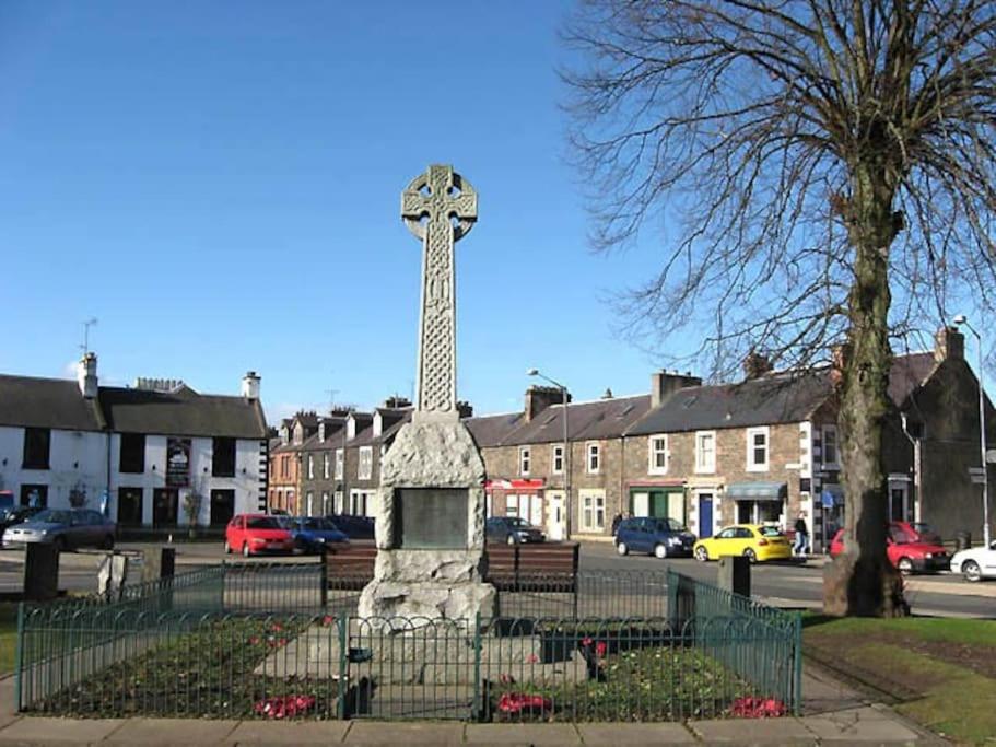 a cross in the middle of a street at Swan Apartment in Earlston