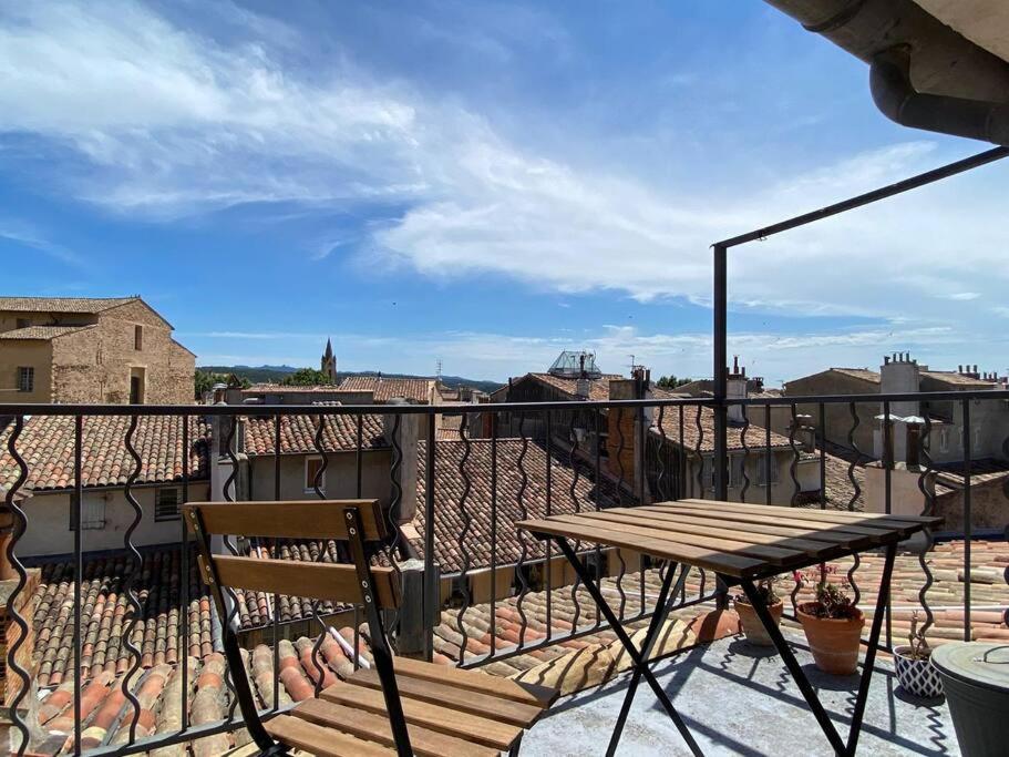 d'un balcon avec une table et une vue sur la ville. dans l'établissement Loft Sur les toits, à Aix-en-Provence