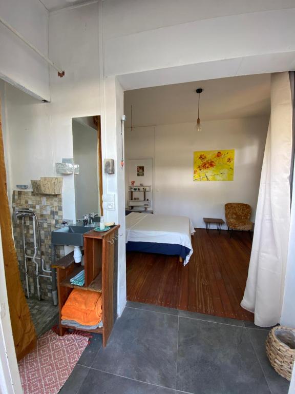 - une chambre avec un lit et un bureau dans l'établissement L’Atelier room, à Saint-Denis
