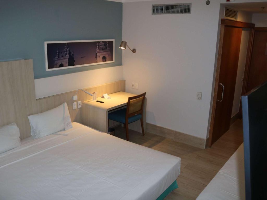 Cama ou camas em um quarto em Mercure Salvador Rio Vermelho