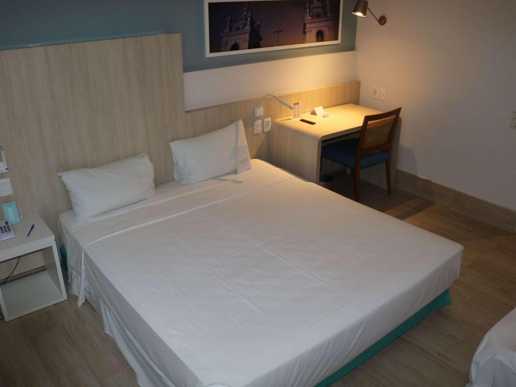 Cama ou camas em um quarto em Mercure Salvador Rio Vermelho