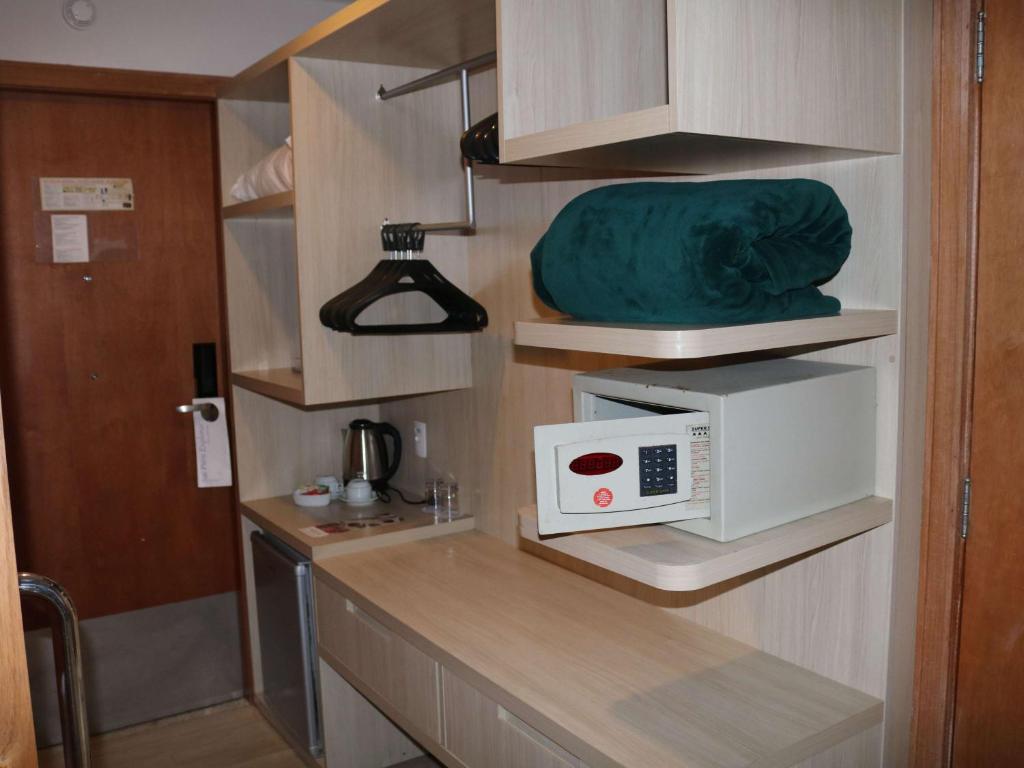 A cozinha ou cozinha compacta de Mercure Salvador Rio Vermelho