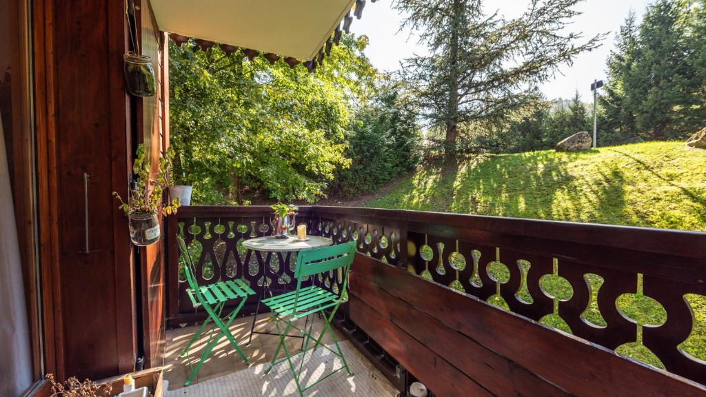 een balkon met een tafel aan een hek bij OURSONS 4 - 30 - Superbe appt 6 pers in Morillon