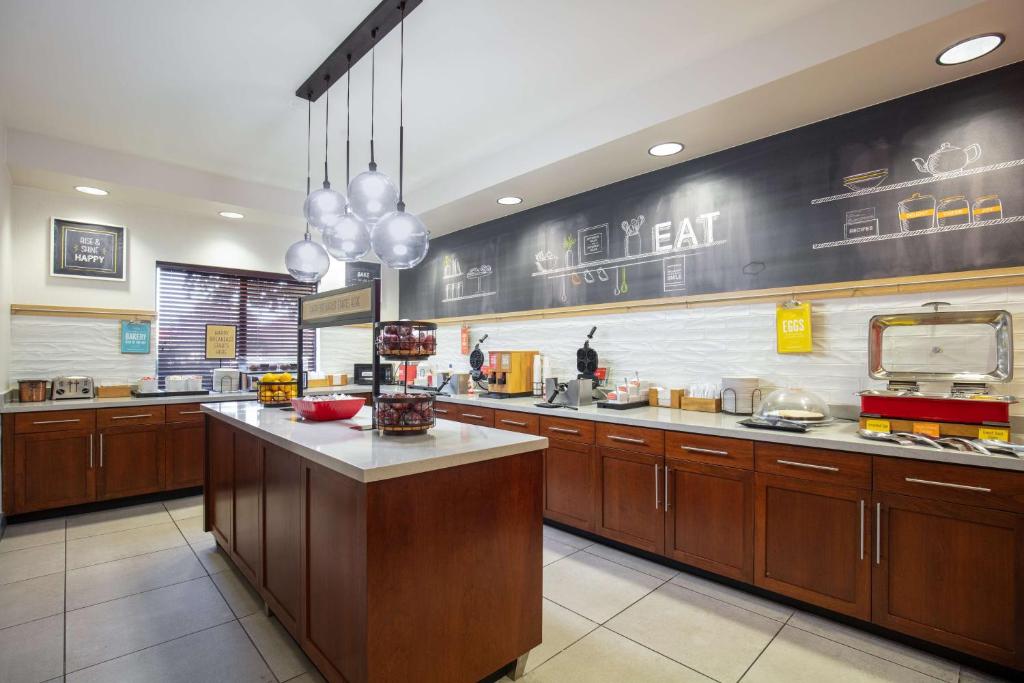 Kuchyň nebo kuchyňský kout v ubytování Hampton Inn Medford