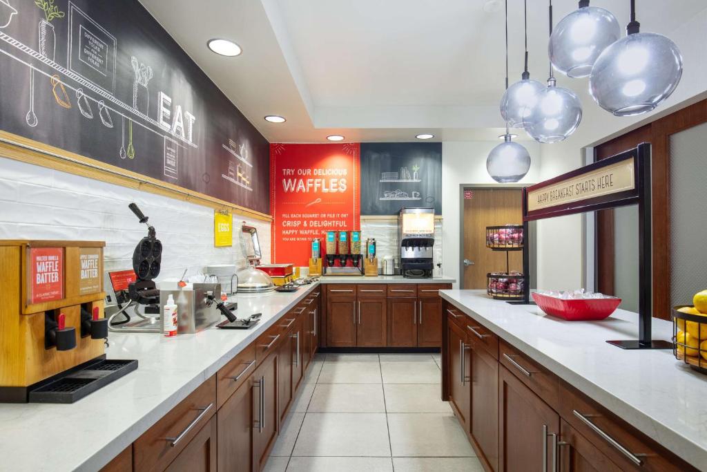 Kuchyň nebo kuchyňský kout v ubytování Hampton Inn Medford