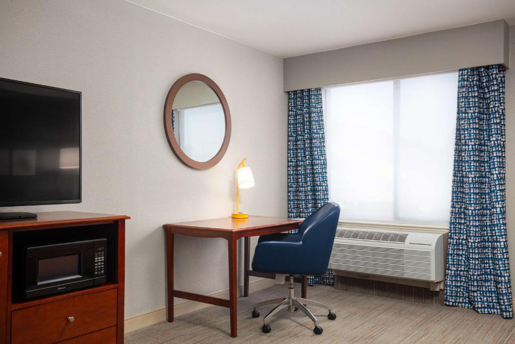 TV a/nebo společenská místnost v ubytování Hampton Inn Medford