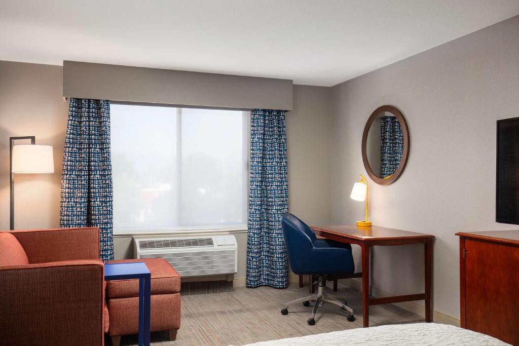 Posezení v ubytování Hampton Inn Medford