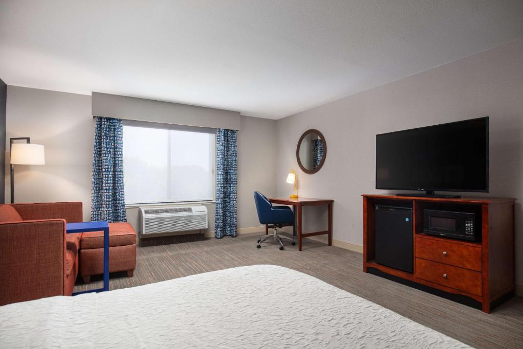 TV a/nebo společenská místnost v ubytování Hampton Inn Medford