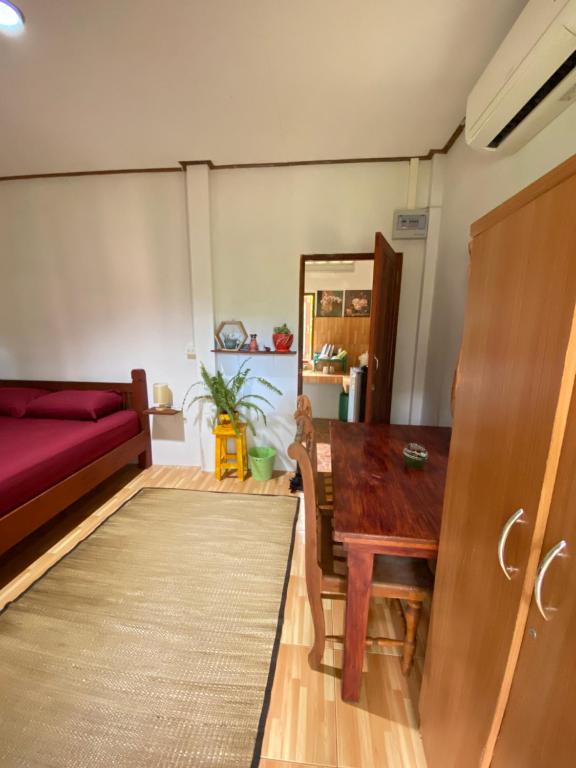 sala de estar con sofá y mesa en Jungle house, en Baan Tai