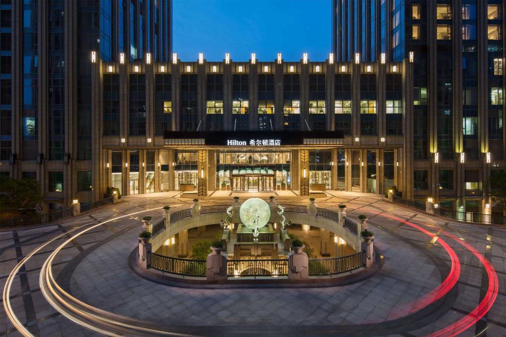 una vista de un edificio con un reloj en el medio en Hilton Quanzhou Riverside en Quanzhou