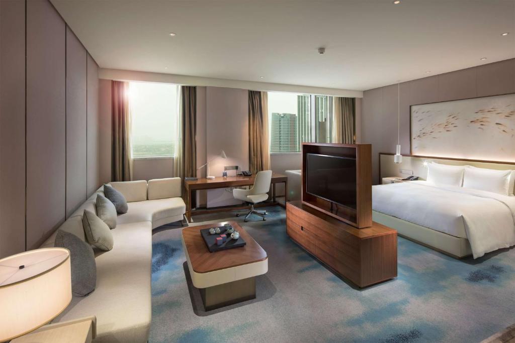 Postel nebo postele na pokoji v ubytování Hilton Quanzhou Riverside