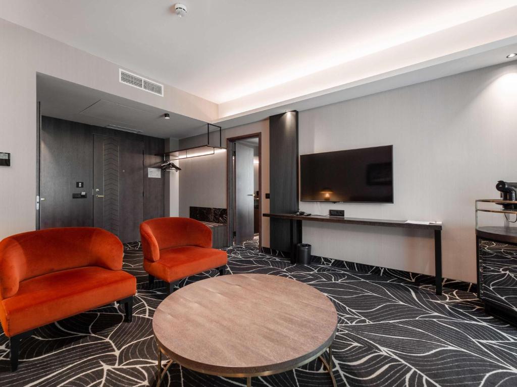 Televiisor ja/või meelelahutuskeskus majutusasutuses Movenpick Hotel Tallinn