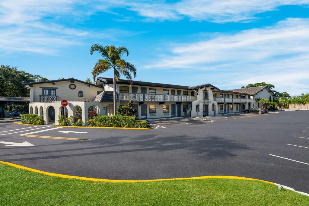 a large building with a parking lot at Quality Inn & Suites Altamonte Springs Orlando-North in Orlando