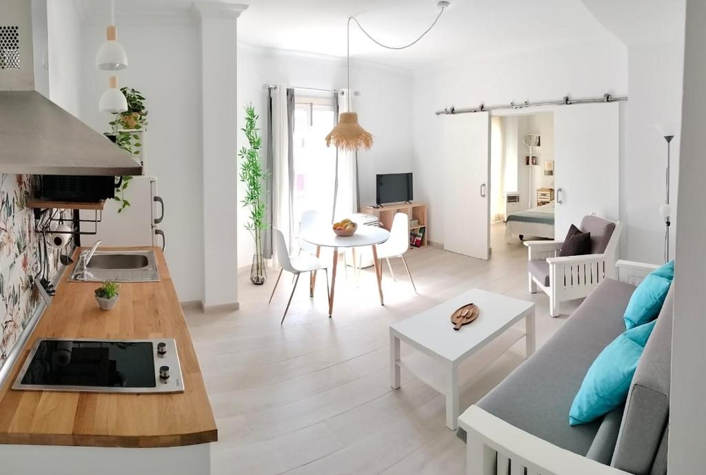 a white living room with a couch and a table at Arguineguín Faroe in Arguineguín