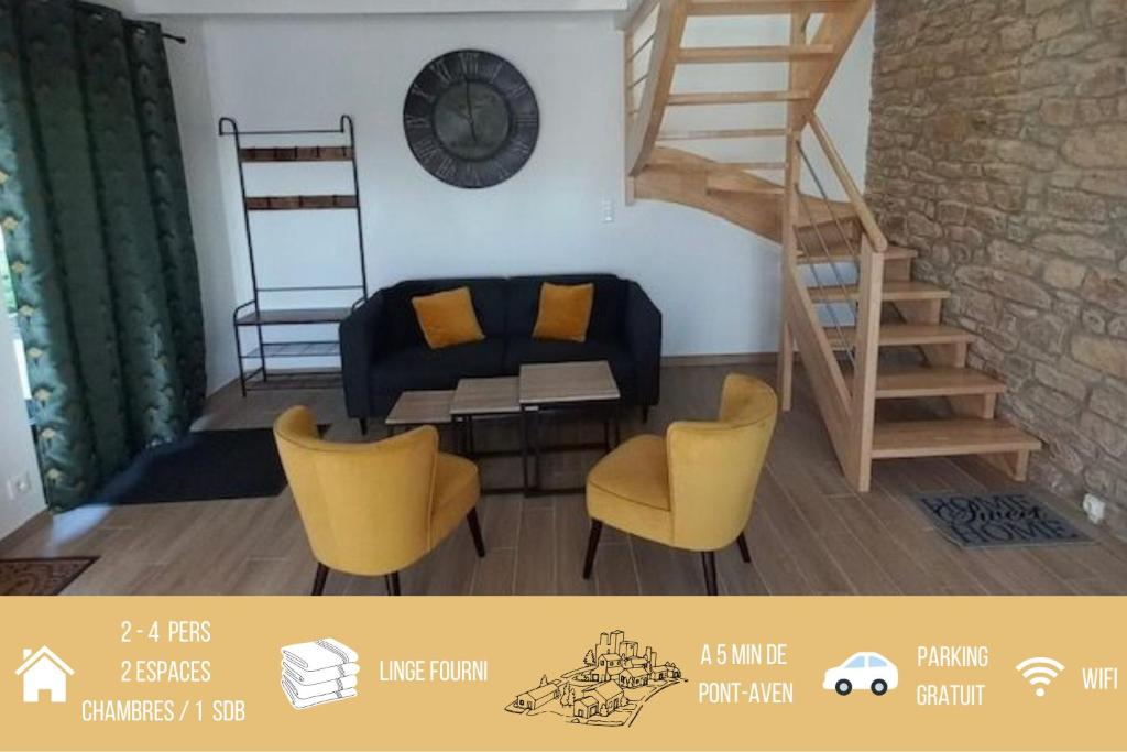 een woonkamer met een trap en gele stoelen bij TY BERNIC maison en Pierre, lumineuse, 2 à 4 pers à Riec Sur Belon in Riec-sur-Bélon