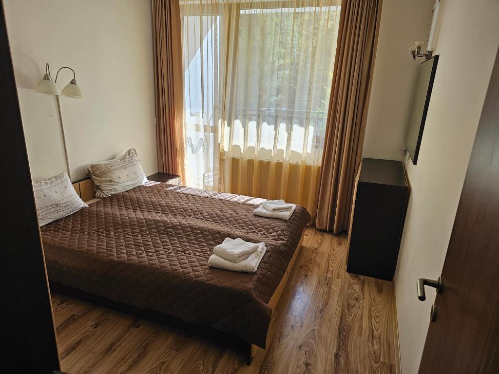 um quarto com uma cama com duas toalhas em Apartment in Borovets Gardens C17 em Borovets