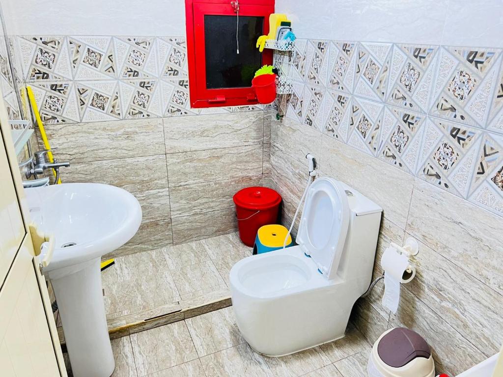 Moon Backpackers , Al Rigga , Partition for Couples and for singles - Single Room With Shared Shower And Toilet