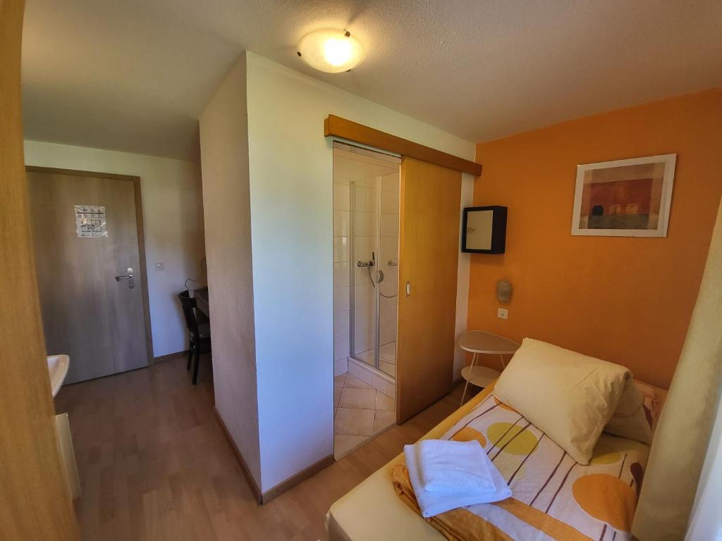 Postel nebo postele na pokoji v ubytování Pension Heino