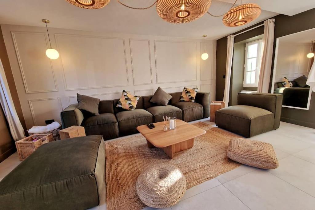 salon z kanapą i stolikiem kawowym w obiekcie Les Jardins de Rosie 