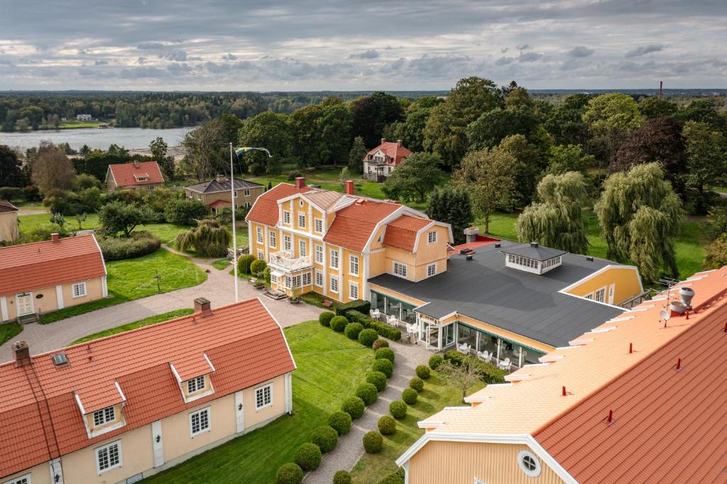 uma vista aérea de uma grande casa com telhados laranja em Ronnums Herrgård em Vargön