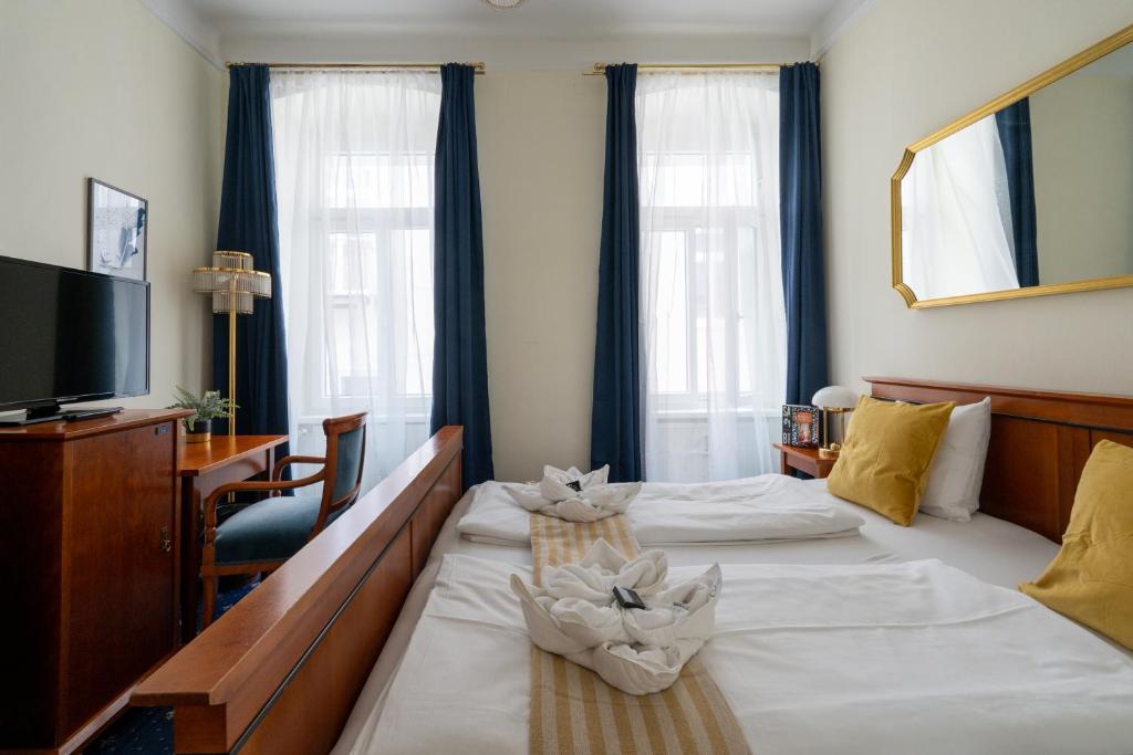 Hotel-Zimmer direkt am See tesisinde bir odada yatak veya yataklar