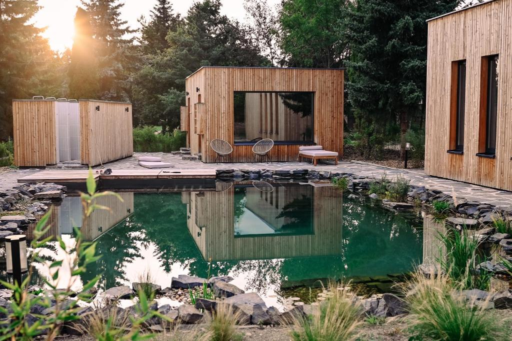 Resort po.spolu في Mokrovraty: منزل مع مسبح في حديقة