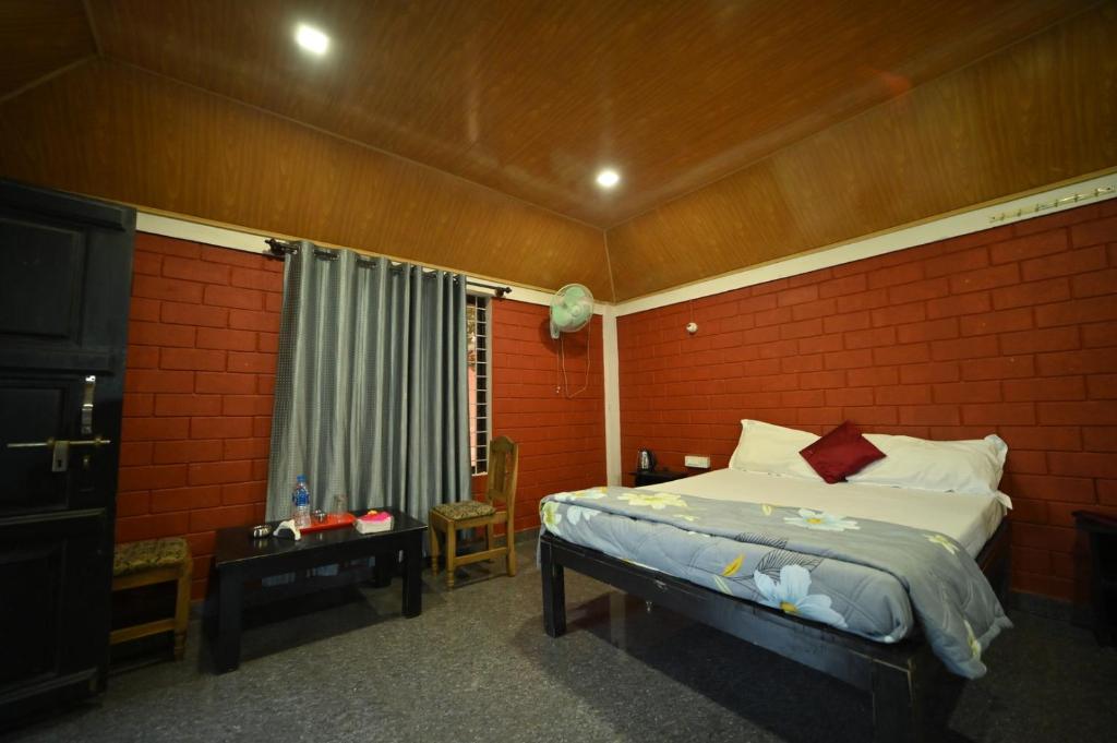 Postel nebo postele na pokoji v ubytování Coorg HomeStay Resort
