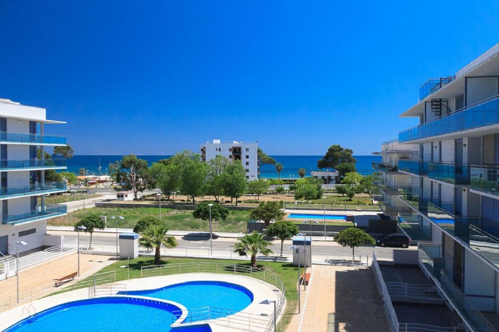 - une vue sur la piscine depuis un bâtiment dans l'établissement UHC Mar Augusta Family Complex, à Cambrils