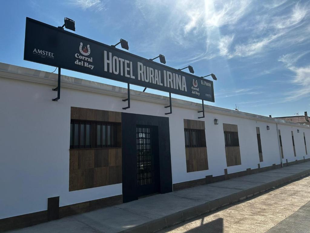 un bâtiment avec un panneau indiquant l'hôtel royal tunghai dans l'établissement Hotel Rural Irina, à Badajoz