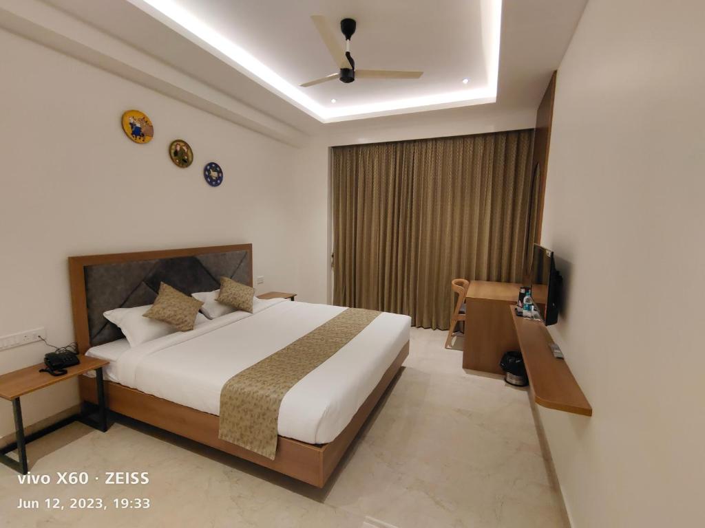 Un dormitorio con una cama grande y una mesa. en RAJA MAHAL en Chittoor