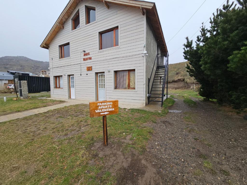 una casa con un cartel delante en Valentyna Aparts El Chalten 4, en El Chaltén