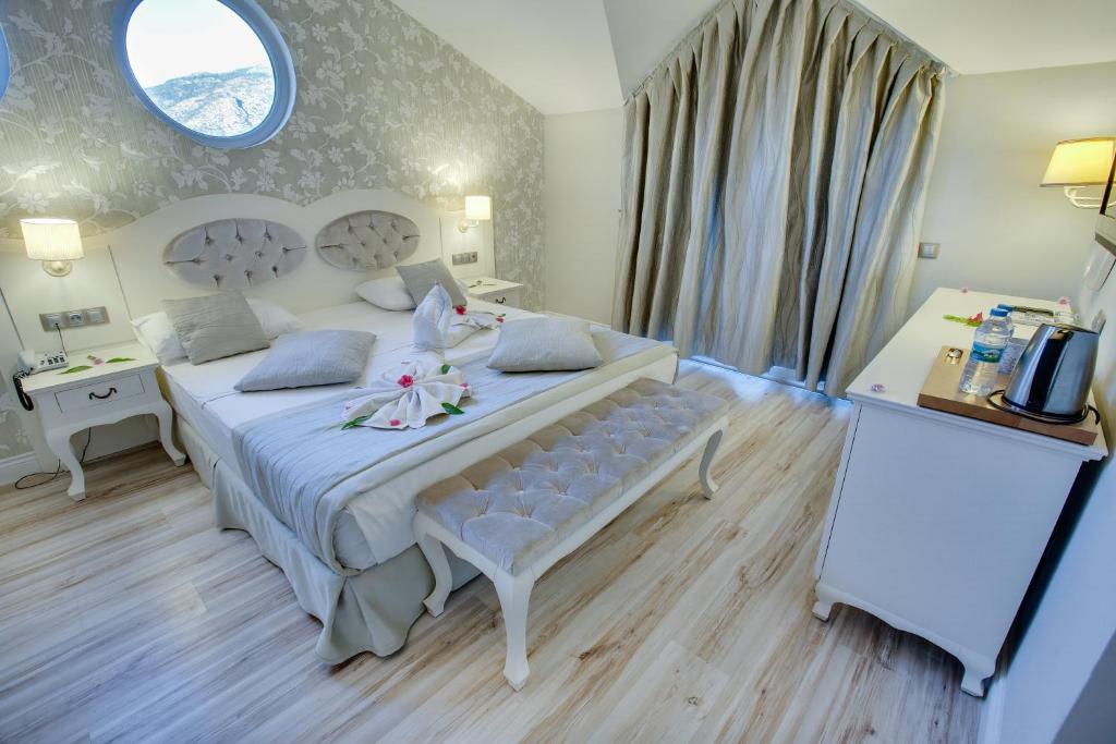 Postel nebo postele na pokoji v ubytování Pinehill Hotel & Suites