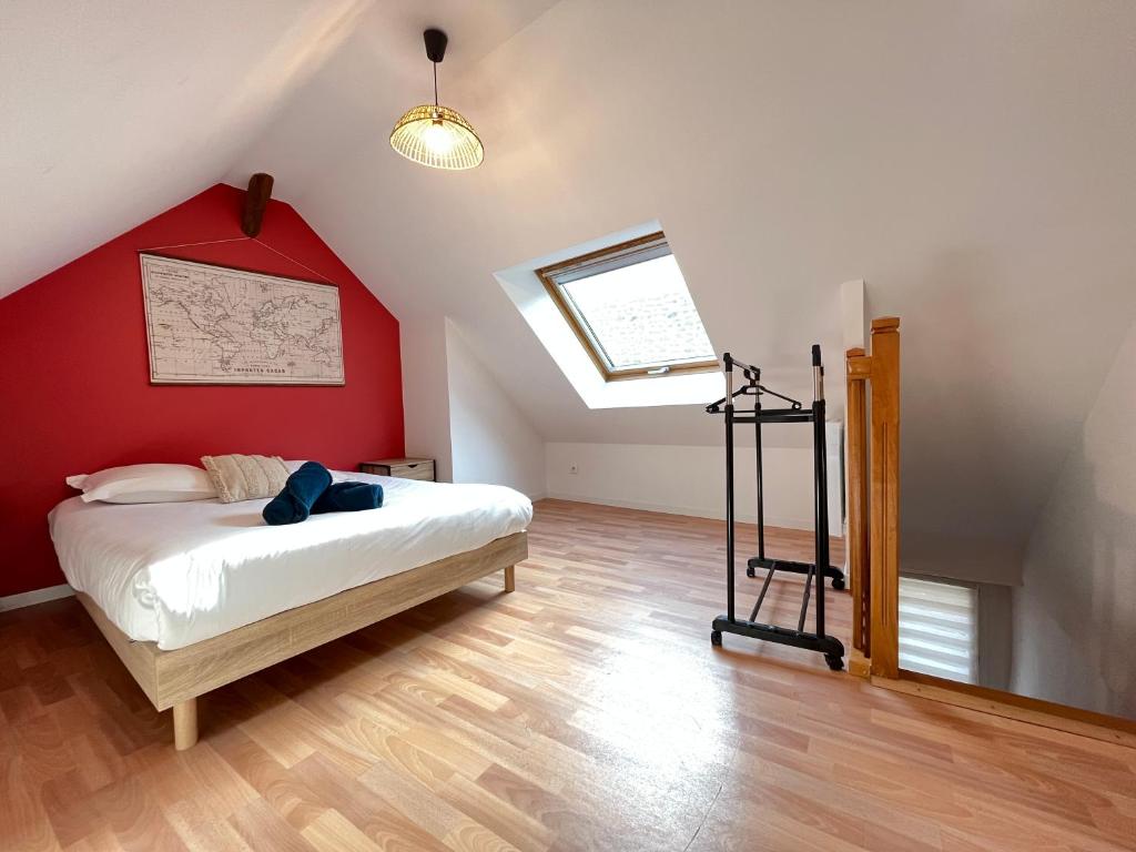 Llit o llits en una habitaci&oacute; de Le Bigot - Cour ferm&eacute;e pour motos - Centre ville - 4p