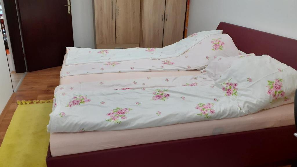 Postel nebo postele na pokoji v ubytování Berta Apartman