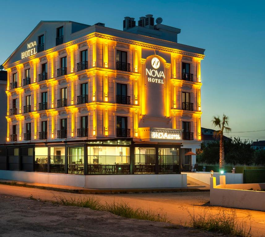un bâtiment éclairé la nuit avec des lumières jaunes dans l'établissement THE NOVA HOTEL, à Yalova