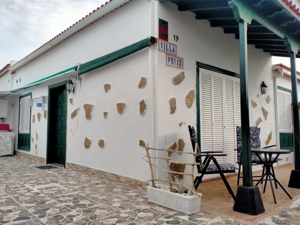 a building with a table and a chair next to it at Villa Feliz in Abades